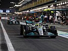 Lewis Hamilton z Mercedesu opoutí boxy bhem kvalifikace na Velkou cenu...