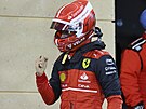 Radost Charlese Leclerca z Ferrari po vítzství v kvalifikaci na Velkou cenu...
