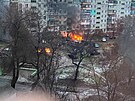 Ruské útoky na Mariupol zpsobily poár u jednoho z bytových dom.