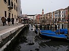 V Benátkách vyschly nkteré kanály. (17. bezna 2022)