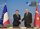 V Bruselu se konají summity NATO a EU. Na snímku jsou francouzský prezident...