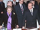 Nkdejí americká ministryn zahranií Madeleine Albrightová na jednání s...