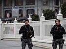 Turetí vojáci hlídkují u paláce Dolmabahçe v Istanbulu, kde probíhají...