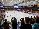 Hraje se hokejov play off. Budjovick Budvar arna byla dvakrt za sebou...