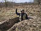 Voják z teritoriální obrany provolává heslo Sláva Ukrajin pi kopání malého...