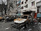 Zniená auta po ruském bombardování pístavního msta Mariupol na Ukrajin....