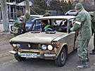Vojáci Doncké lidové republiky kontrolují vozidlo na kontrolním stanoviti na...