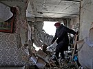 Obyvatelka Mariupolu mezi sutinami svého znieného bytu. (27. bezna 2022)