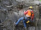 Horolezci a vdci z Akademie vd R skalní stnu osadili idly monitorujícími...