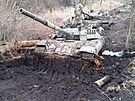 Uvázlé ruské tanky pomáhají vyproovat ukrajinské bagry. Ukoistnou techniku...
