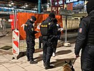 M�st�t� str�nici prov�d�j� kontroly na Hlavn�m vlakov�m n�dra�� v Plzni.