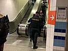 M�st�t� str�nici prov�d�j� kontroly na Hlavn�m vlakov�m n�dra�� v Plzni.