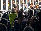 Lidé se fotografují s éfem Tesly Elonem Muskem bhem otevení nového závodu...