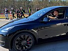 Jeden z prvních zákazník v novém model Y vyjídí ze závodu automobilky Tesla v...