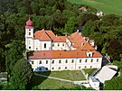 Barokní zámek Loue je chránnou kulturní památkou. Zámek od roku 2000 vlastní...