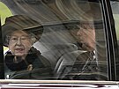 Královna Albta II. a princ Andrew pi píjezdu do Westminsterského opatství...