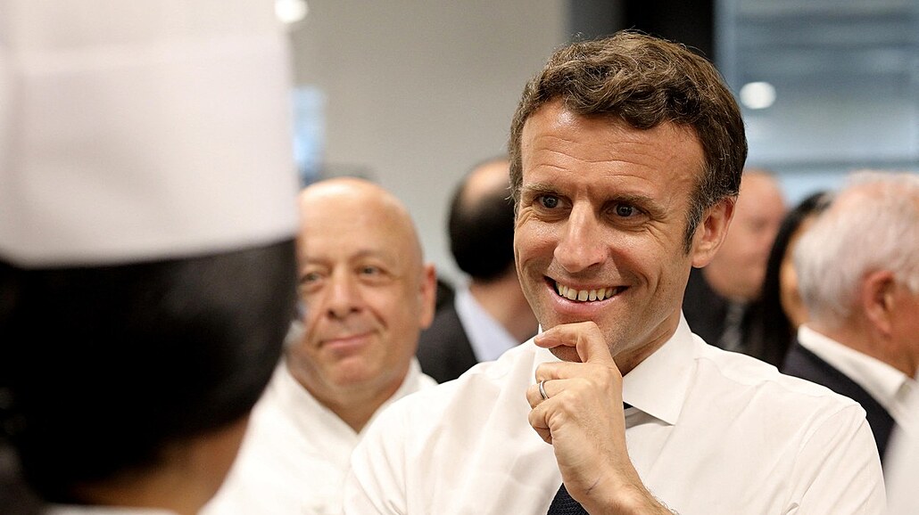 Francouzský prezident Emmanuel Macron bhem kampan v Dijonu (28. bezna 2022)