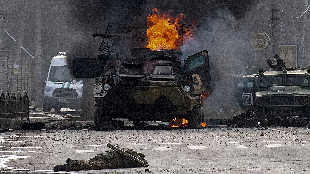 Poniená ruská vojenská technika a padlý voják po bojích u Charkova (27. února...