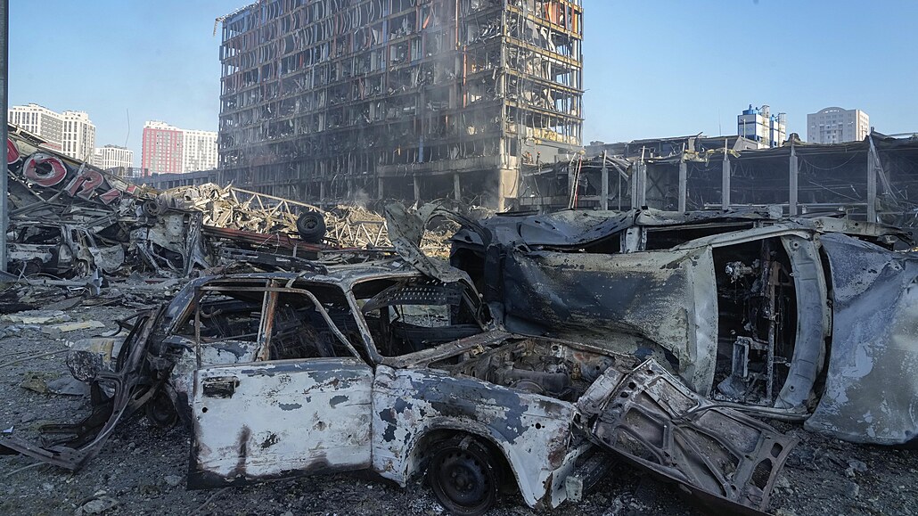 Po ruském bombardování obchodního centra v severní části Kyjeva. (21. března...