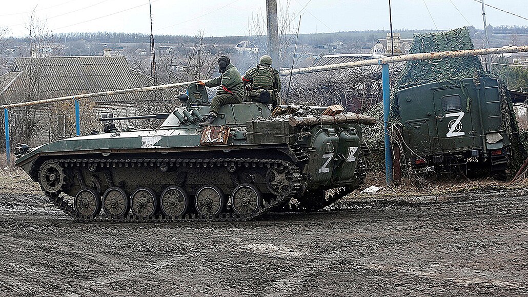 Ru�tí vojáci projí�d�jí separatisty kontrolovanou vesnicí Bugas na Ukrajin�....