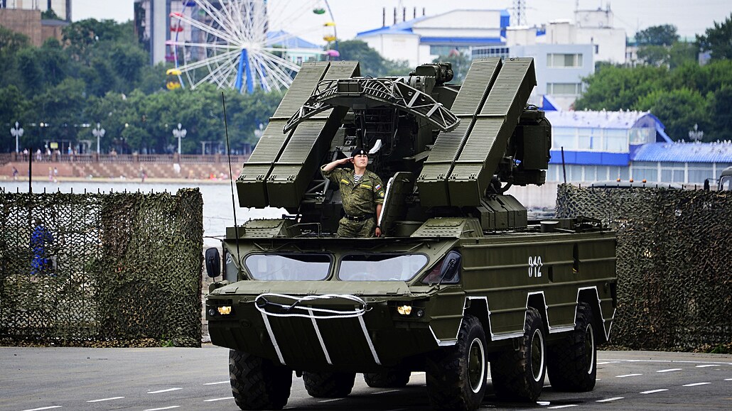 Protiletadlový komplet 9K33 Osa na vojenské pehlídce ve Vladivostoku (23....