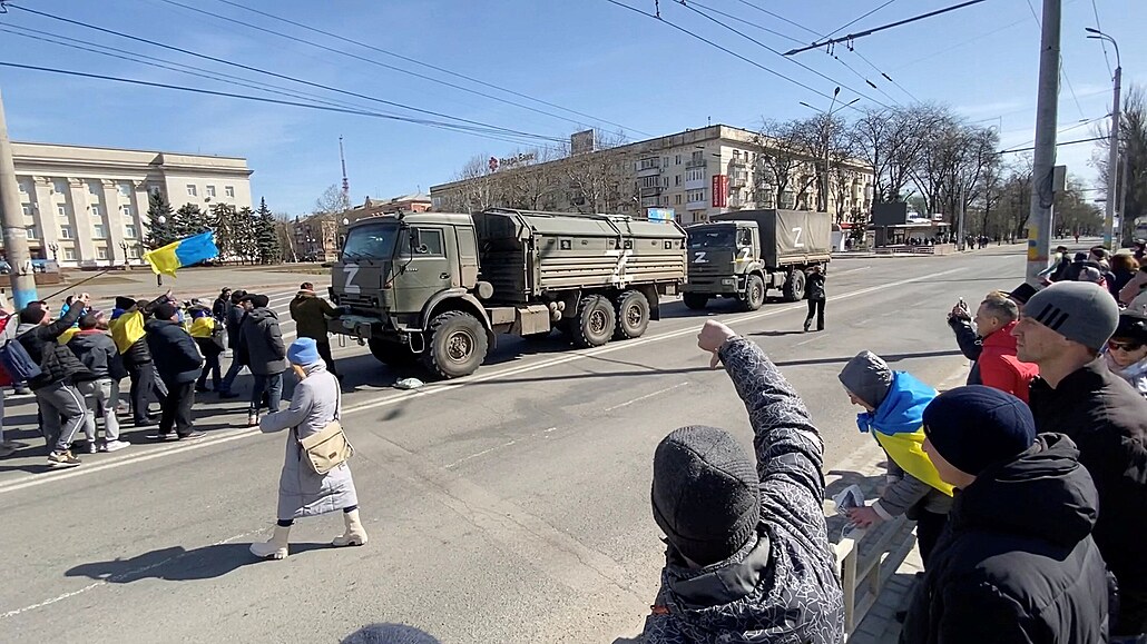 Demonstranti v Chersonu protestují proti pítomnosti ruských voják. (20....