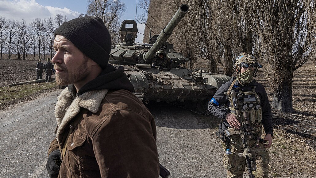 Válená koist. Ukrajintí vojáci  a mechanik ped tankem, který ukoistili...