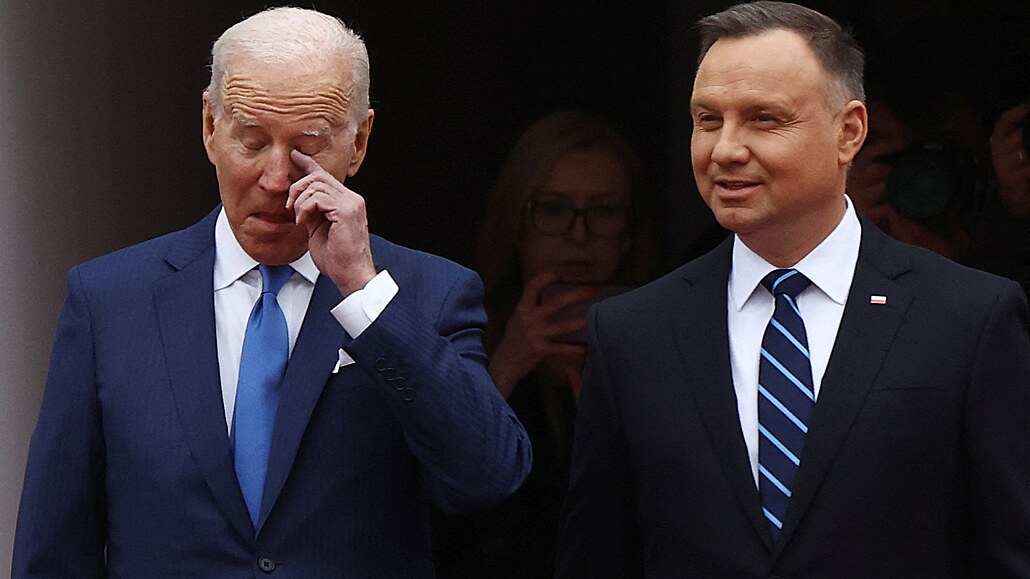 Polský prezident Andrzej Duda a americký prezident Joe Biden poslouchají státní...