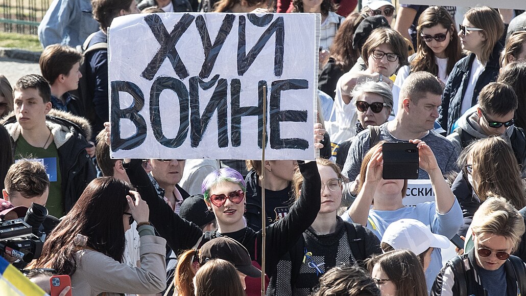 Protestu Rus ijících v R proti válce na Ukrajin se podle policie úastní...