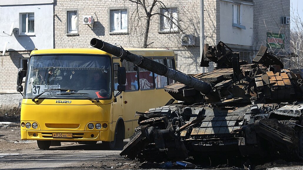 Autobus jede vedle zni�eného tanku. Ukrajina se brání ruské invazi. (21. b�ezna...