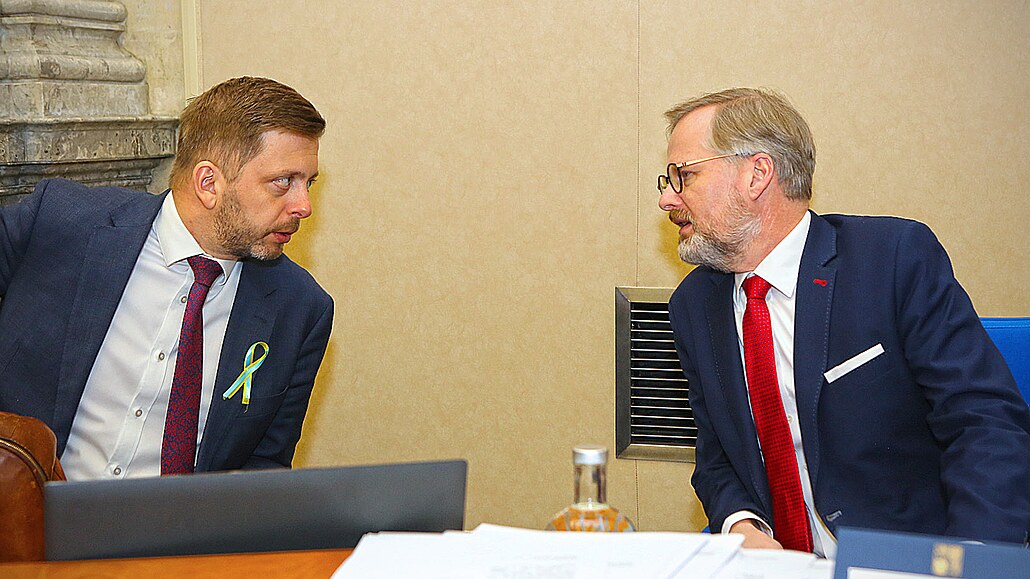 Premiér Petr Fiala a ministr vnitra Vít Raku�an p�i jednání vlády 23. b�ezna...