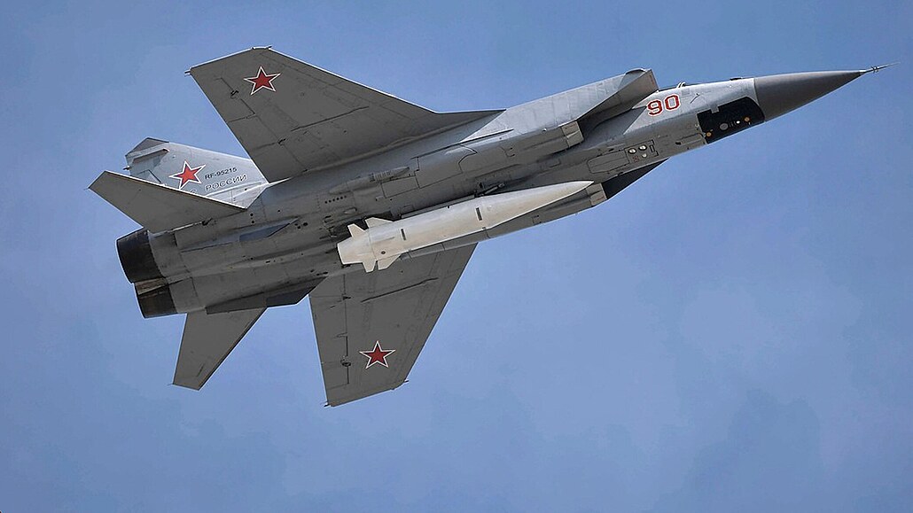 Ruská stíhaka MiG-31 údajn nesoucí hypersonickou stelu s ostrým jménem...