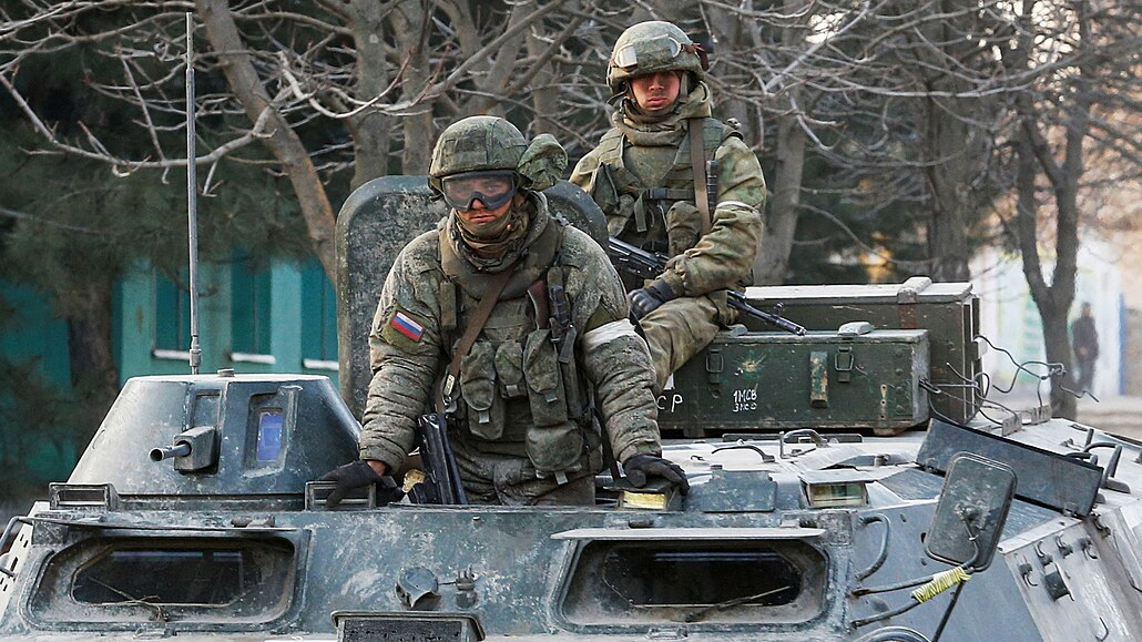 Vojáci proruských jednotek ve mst Dokuajivsk v Doncké oblasti. (25. bezna...