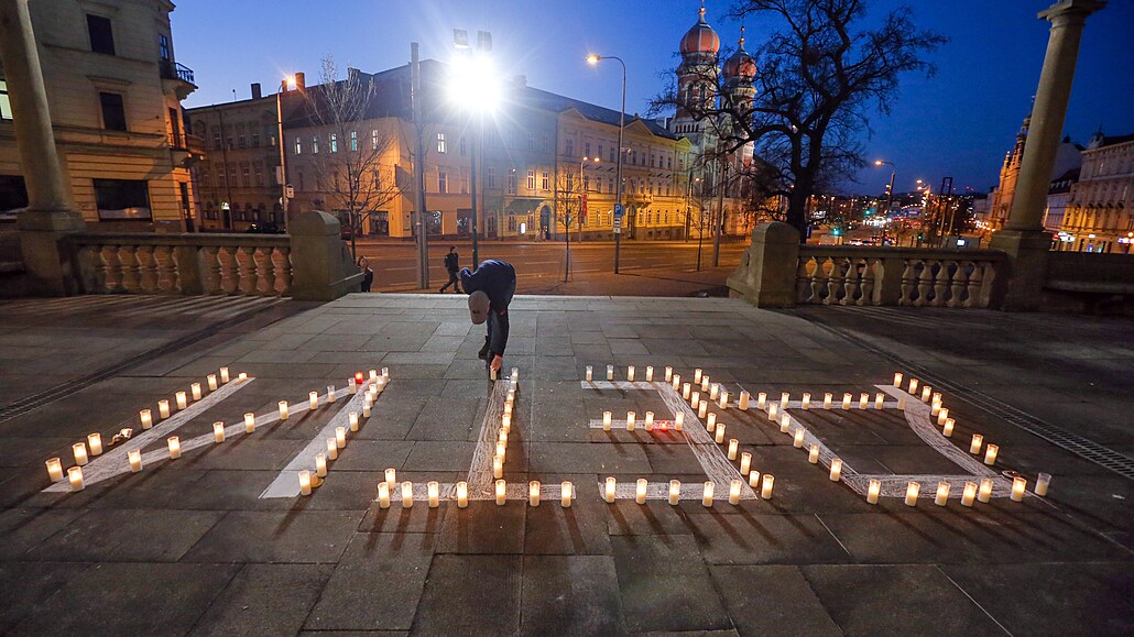 Nápisy z hořících svíček vyjádřili lidé v Plzni podporu Ukrajině ve válce. (22....