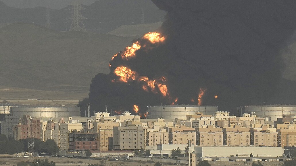 V saúdskoarabském pístavním mst Didda propukl velký poár zásobníku ropy....