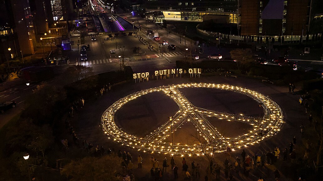 Stop Putinov rop. Nápis rozsvícený ped budovou Evropské rady, jeho cílem...