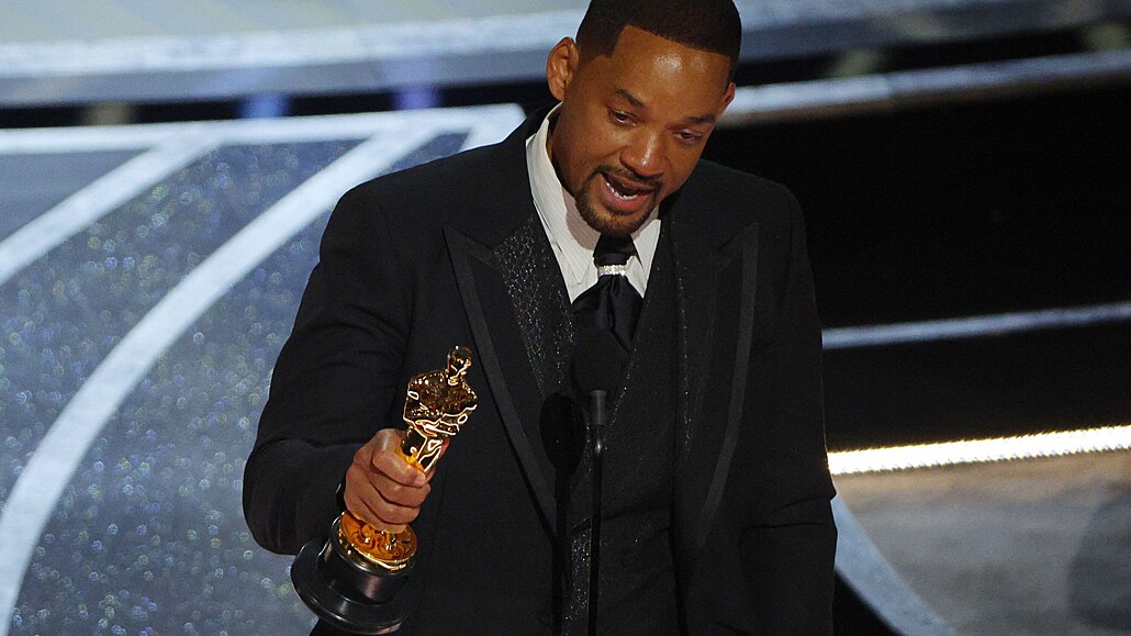 Will Smith s Oscarem pro nejlepí herecký výkon v hlavní roli (28. bezna 2022)