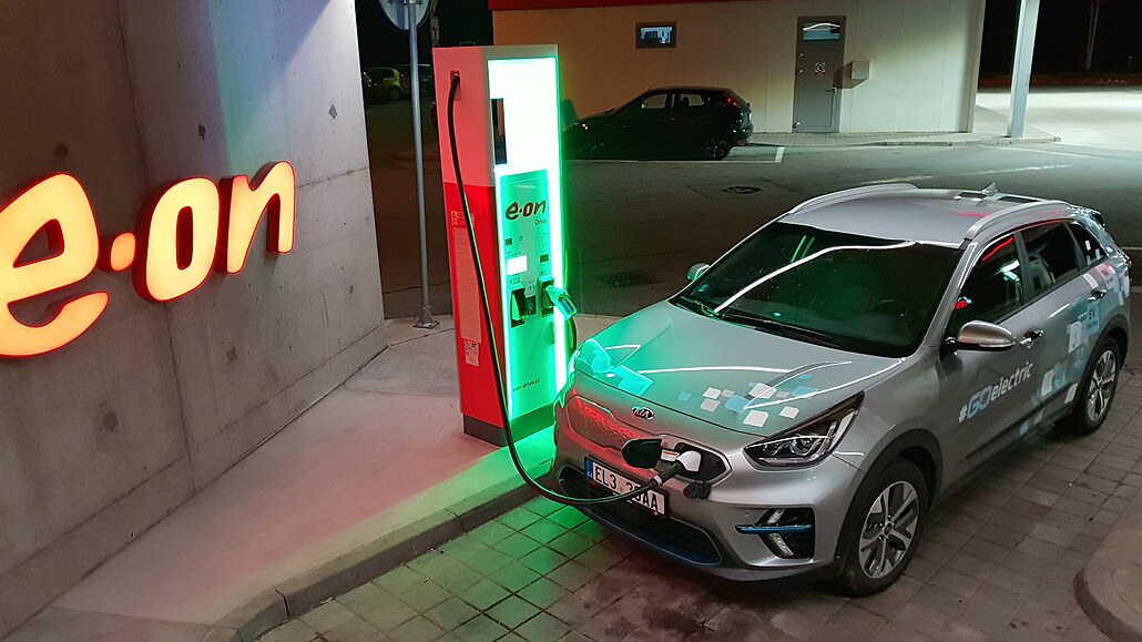 Kia e-Niro na superrychlé 175kW nabíjece E.ON u Humpolce.