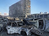 Po ruském bombardování obchodního centra v severní části Kyjeva. (21. března...