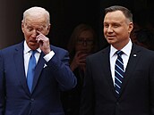Polský prezident Andrzej Duda a americký prezident Joe Biden poslouchají státní...