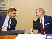 Premiér Petr Fiala a ministr vnitra Vít Rakušan při jednání vlády 23. března...