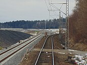 Souběh nové trati (vlevo) a staré trati za stanicí Heřmaničky (1. července 2022)