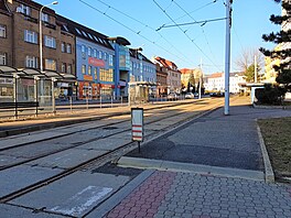 Staré, nevzhledné. Sou�asná podoba tramvajové zastávky v centru Litvínova.