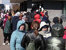 Uprchlíci z Ukrajiny ekají ped Úadem práce na Praze 4 Novodvorská. (21....