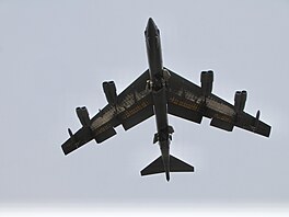 Americký bombardér B-52 na leti�ti v Mo�nov� (29.3.2022)