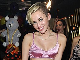 Miley Cyrus na párty k vydání svého alba "Bangerz" v íjnu 2013 v New Yorku