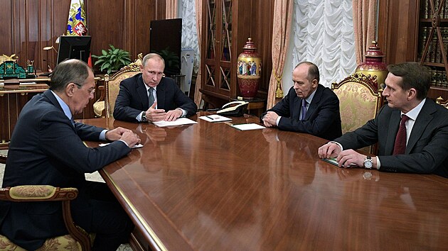 Ruský prezident Vladimir Putin ve společnosti ministra zahraničí Sergeje Lavrova (vlevo), šéfa FSB Alexandra Bortnikova (druhý zprava) a šéfa Služby vnější rozvědky Sergeje Naryškina (19. prosince 2016)