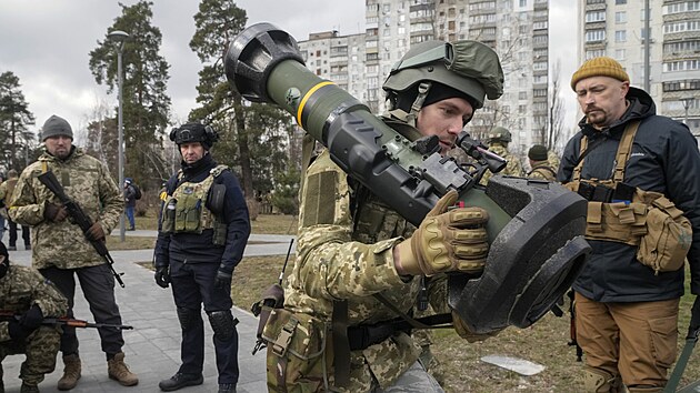 Kyjev. Písluník ukrajinských Teritoriálních obranných sil si zkouí...