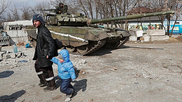 Ruský tank v obklíeném Mariupolu (18. bezna 2022)