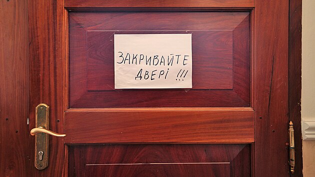 N�pisy na hlavn�ch vstupn�ch dve��ch do bo�i�ansk� ubytovny podtrhuj�, �e zde pob�vaj� p�ev�n� zahrani�n� pracovn�ci.